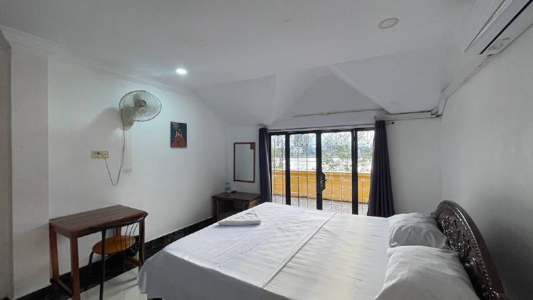 Twin Room with Shared Balcony image 3