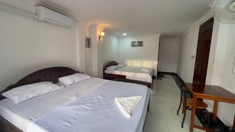 Twin Room with Shared Balcony image 4